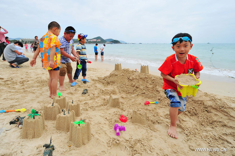 Des enfants s'amusent sur la plage à Sanya, dans la province de Hainan (sud), le 31 décembre 2012. De nombreux touristes se sont rendus à Sanya pour passer le dernier jour de l'année.
