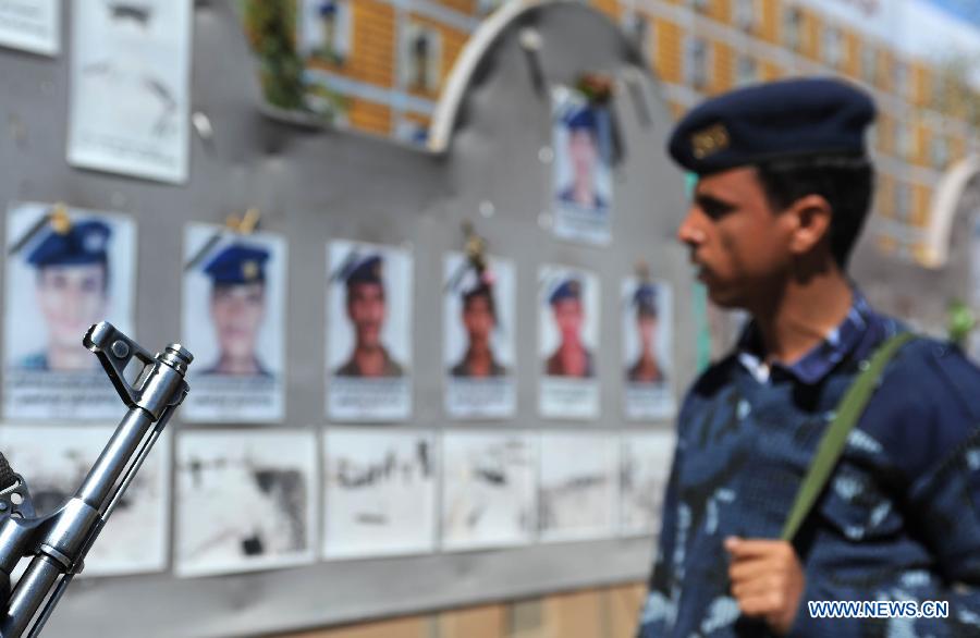 Un soldat yéménite regarde les photos des victimes d'un attentat terroriste, le 2 janvier à Sanaa, capitale du Yémen. Au moins 596 membres des forces de sécurité ont perdu la vie dans plus de 66 attentats revendiqués par Al-Qaïda en 2012 à travers le pays.