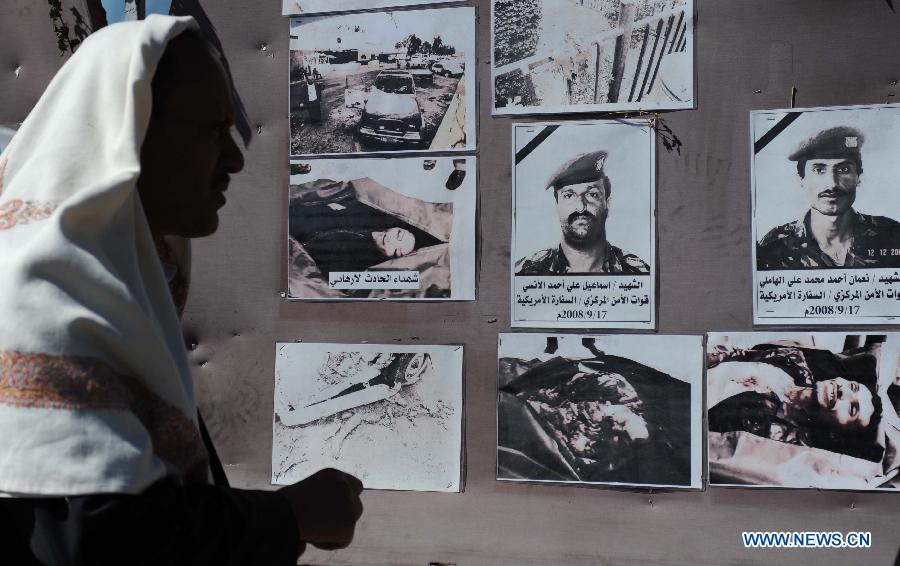 Une Yéménite regarde les photos des victimes d'un attentat terroriste, le 2 janvier à Sanaa, capitale du Yémen. Au moins 596 membres des forces de sécurité ont perdu la vie dans plus de 66 attentats revendiqués par Al-Qaïda en 2012 à travers le pays.