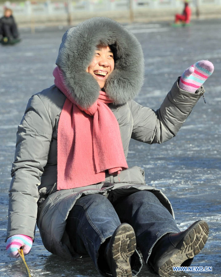 Une citoyenne s'amuse à faire des glissades sur le lac gelé au Parc Taoranting, le 3 janvier 2013 à Beijing. (Photo : Li Wen)