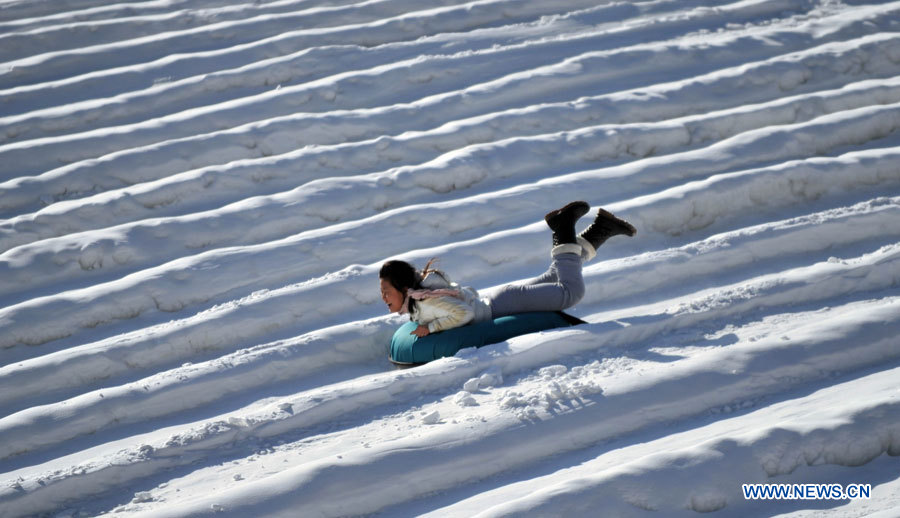 Une citoyenne s'amuse à faire des glissades sur le lac gelé au Parc Taoranting, le 3 janvier 2013 à Beijing. (Photo : Li Wen)