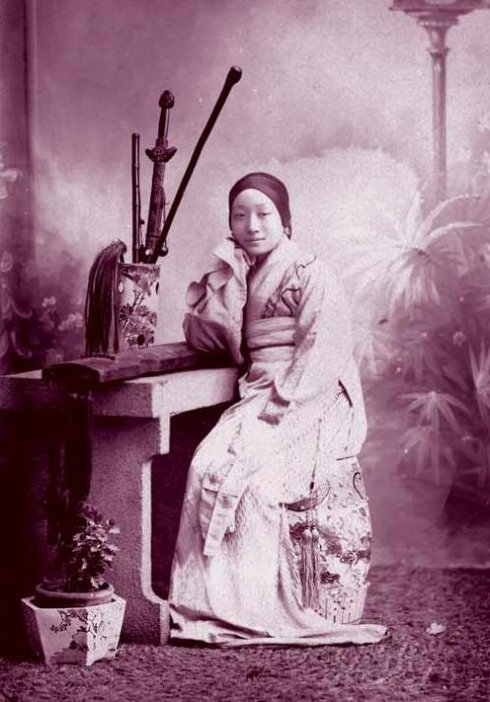 Une jeune femme en kimono.