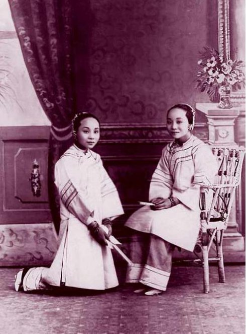 Une photo-montage montrant une femme chinoise dans deux positions