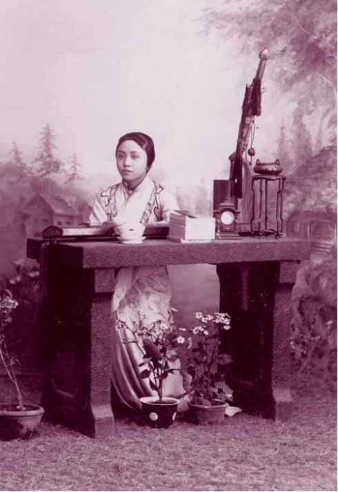 Une jeune femme vêtue d'un costume traditionnel