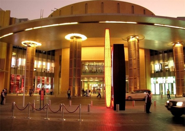 Cette construction de la forme d'un OVNI est l'entrée du Dubaï Mall, le plus grand centre commercial du monde.