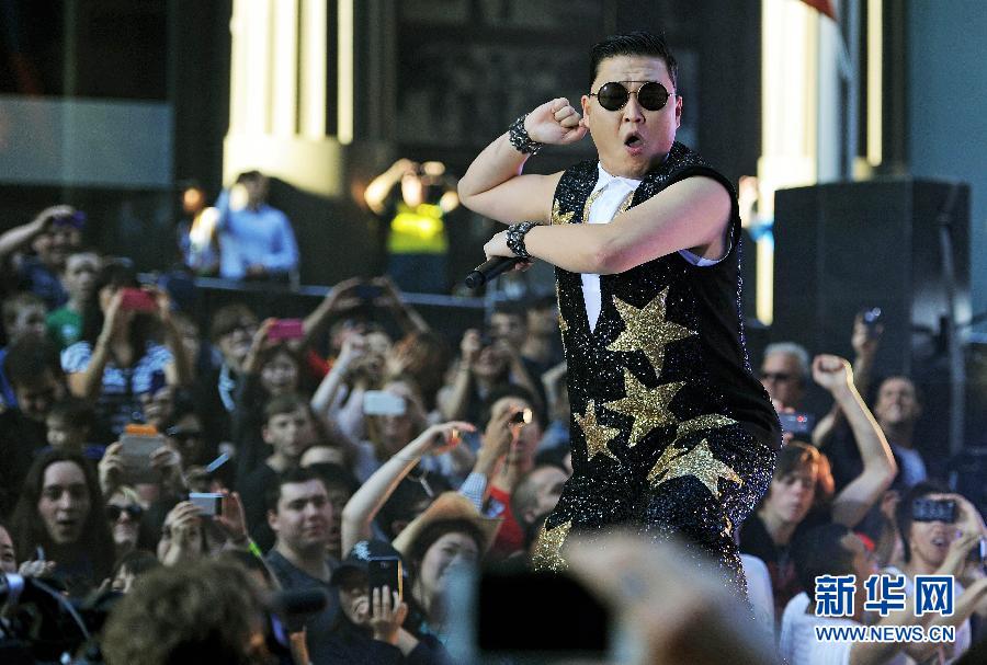 Le rappeur sud-coréen PSY sur la scène à Sydney en Australie, le 17 octobre 2012. Il a souffléun vent de Gangnam Style dans le monde, avec son clip au même nom. (Xinhua/AFP)