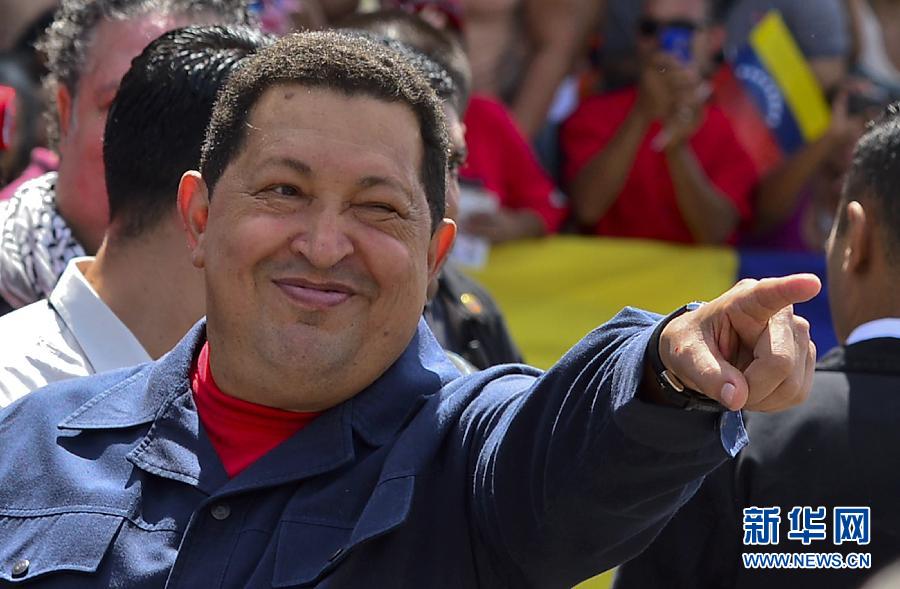 Le président vénézuélien Hugo Chavez est arrivé, le 7 octobre 2012, à une station de vote de Caracas au Venezuela. Il a gagné l'élection avec 54 % des voix. (Xinhua/AFP)