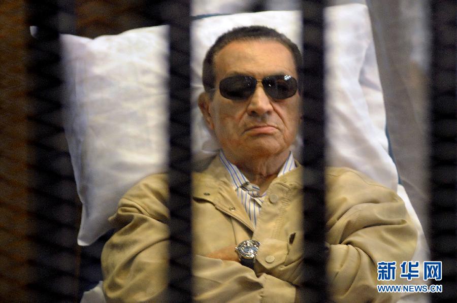 L'ex-président déchu égyptien Hosni Moubarak allongé sur une civière lors de sa comparition dans un tribunal au Caire en Egypte, le 2 juin 2012. (Xinhua/AFP)