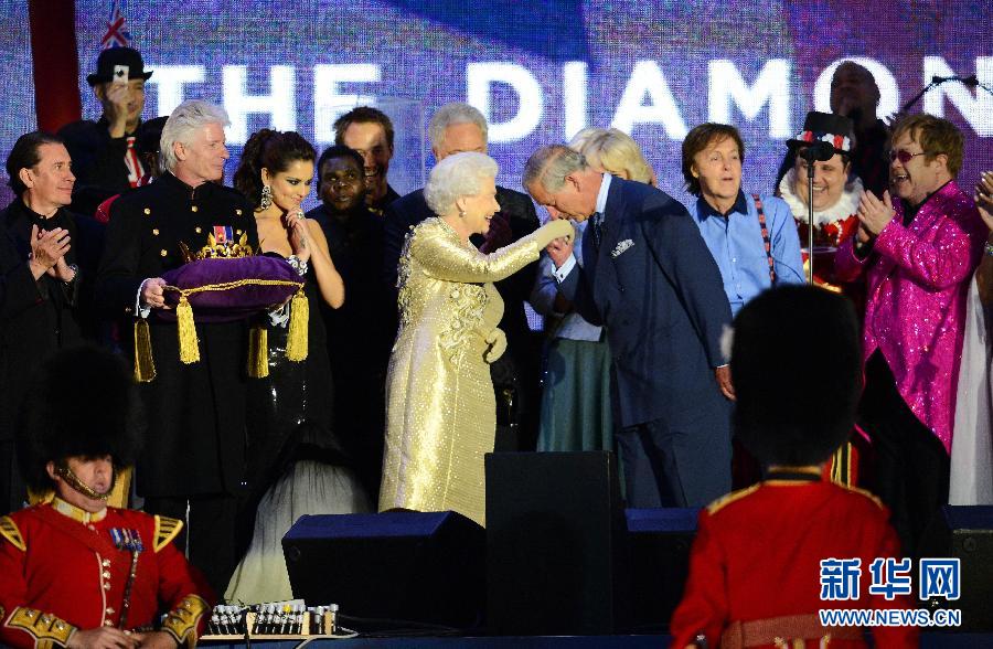 Le prince Charles fait un baiser sur la main de sa mère la Reine Elisabeth II lors du jubilé de cette dernière, le 4 juin 2012. L'année 2012 marque à la fois le 60e anniversaire du régne de la reine. (Xinhua/AFP)