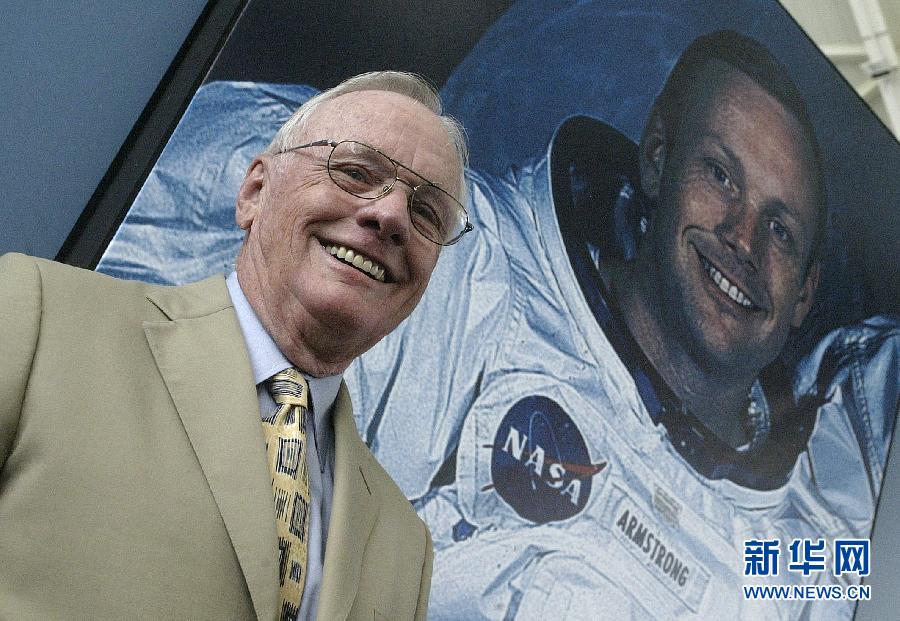 Neil Armstrong pose avec une de ses photos dans le Musée des Sciences du Prince Felipe à Valencia au Venezuela le 26 juillet 2005. Selon les médias américains, cet astronaute, qui était le premier à mettre les pieds sur la Lune, est décédé le 25 août 2012, à l'âge de 82 ans. (Xinhua/AFP)