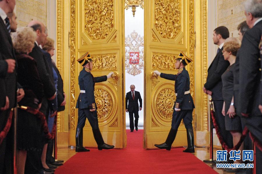 Vladimir Poutine entre dans une salle du Kremlin, où se déroulera la cérémonie d'investiture, le 7 mai 2012. Après 4 ans de fonction comme Premier Ministre, il est revenu à la présidence du pays. (Xinhua/AFP)
