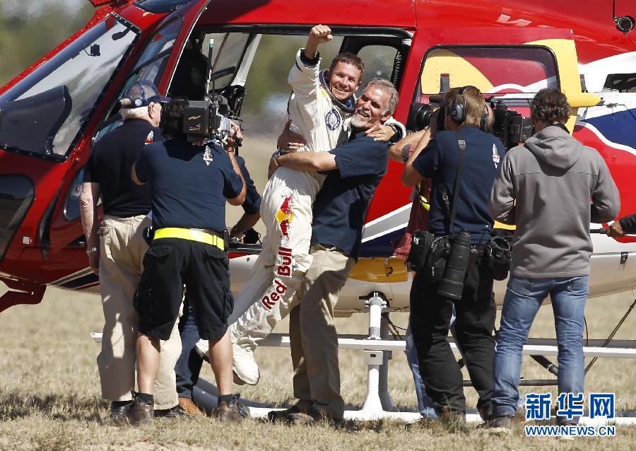 Le 14 octobre 2012, le parachutiste australien Felix Baumgartner âgé de 43 ans, est englouti par la joie après avoir franchi le mur de son en chute libre d'une altitude de plus de 39 000 m. (Xinhua/AP)
