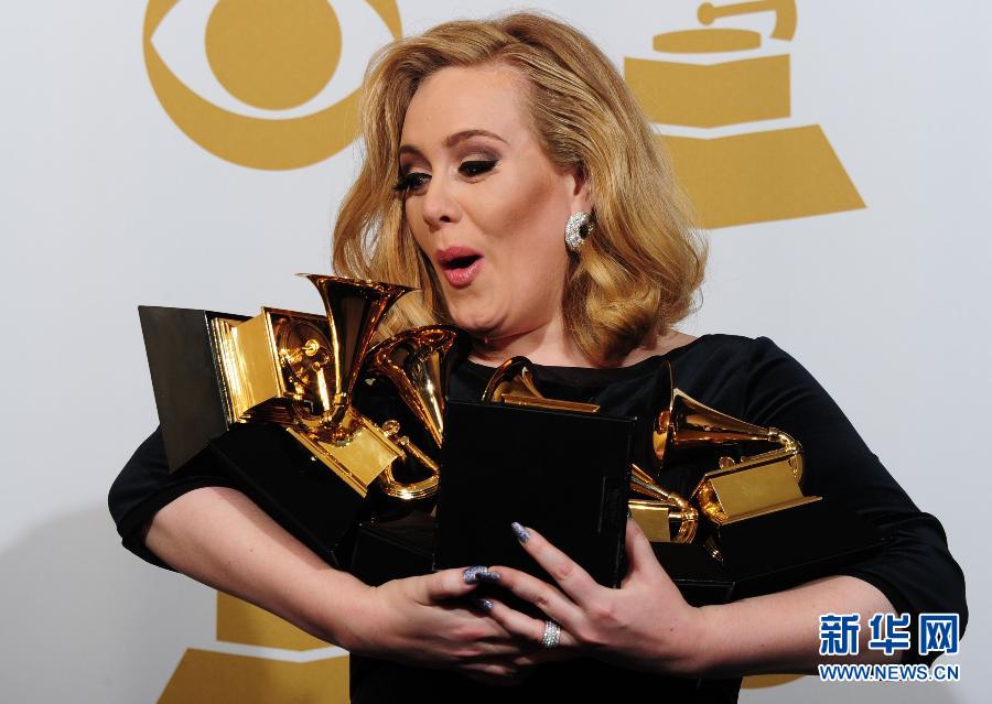 La chanteuse anglaise Adele a gagné six prix aux Grammy Awards à Los Angeles, le 12 février 2012. (Xinhua/AFP)