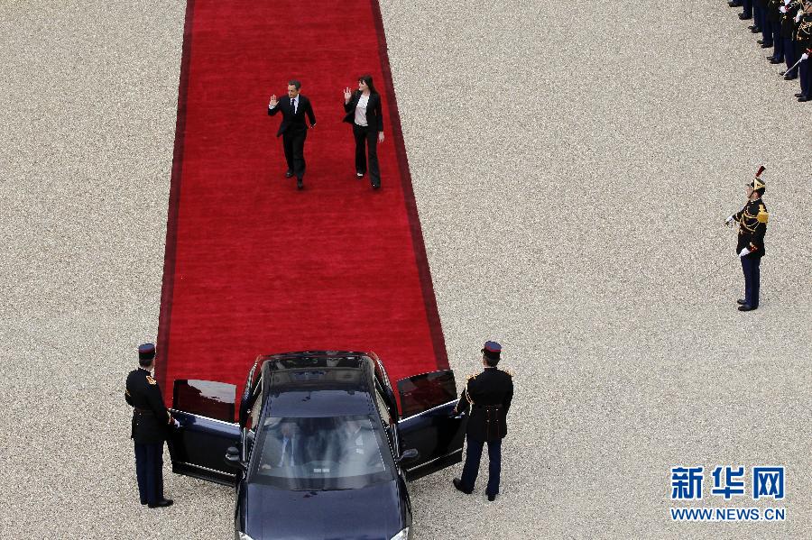 L'ex-président français Nicolas Sarkozy quitte le palais de l'Elysée avec son épouse Carla Bruni-Sarkozy, le 15 mai 2012. (Xinhua/AFP)