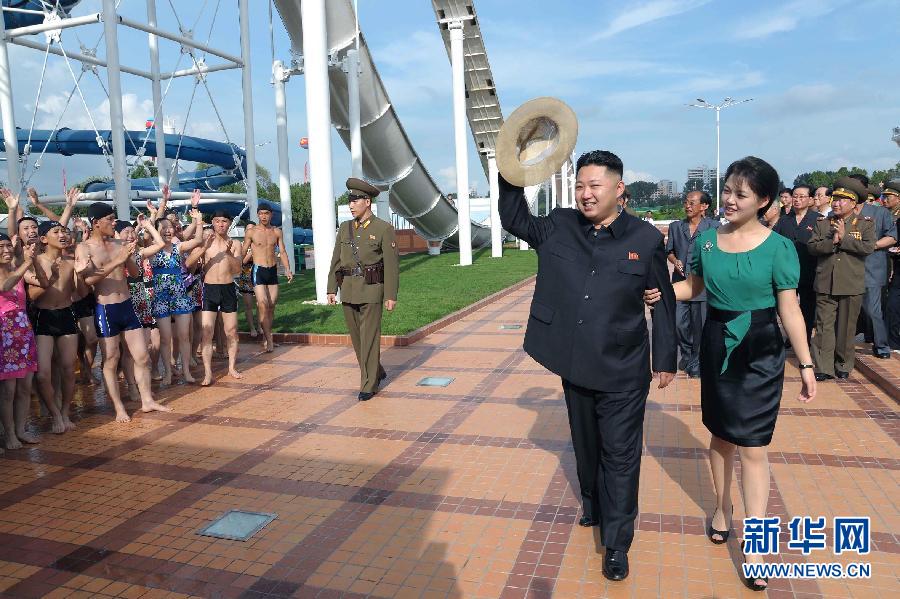 Kim Jong-un, dirigeant suprême de la Corée du Nord, participe à la cérémonie d'inauguration du parc d'attractions de Rungna, en compagnie de son épouse Ri Sol-ju, le 25 juillet 2012. (Xinhua/KCNA)