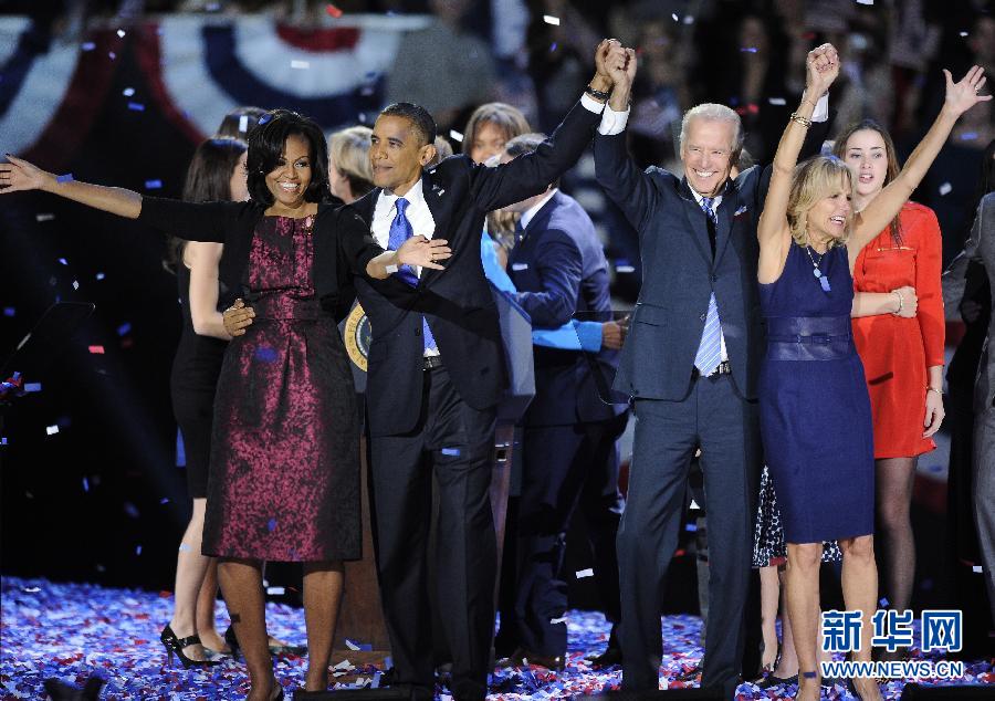 Le 7 novembre 2012, le président américain Barack Obama, avec son partenaire de la campagne - le vice-président Biden, remercie ses supporteurs qui lui a réélu à la présidence américaine. (Xinhua/Zhang Jun)