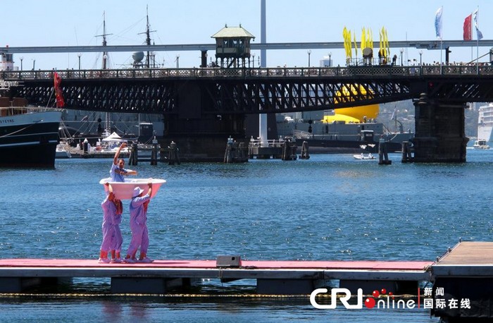 Un canard géant flotte dans le port de Sydney (3)