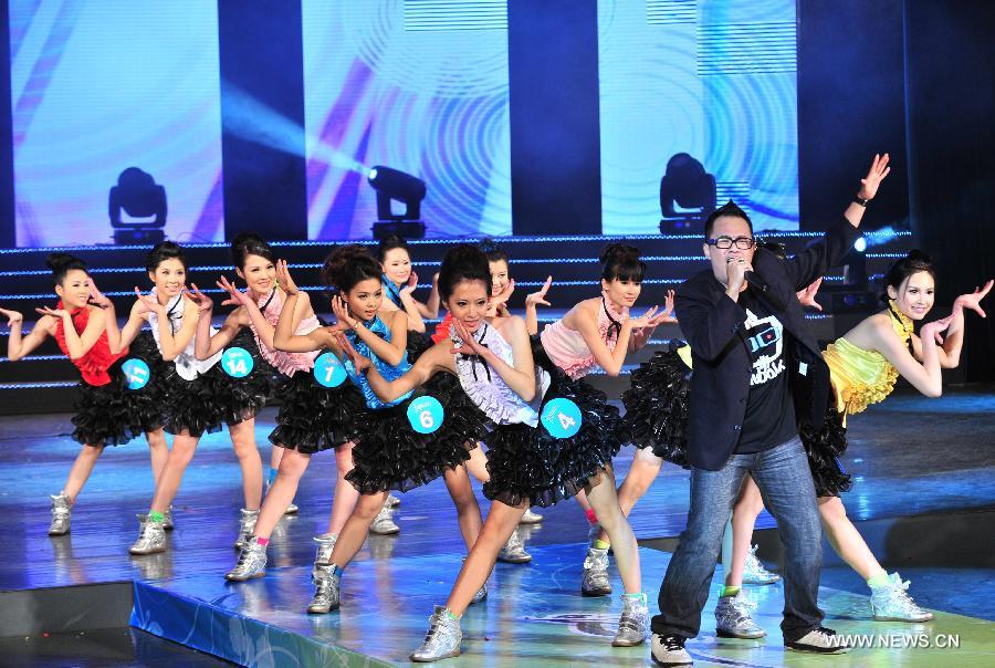 Les finalistes du 5e Miss Hakka du Monde sur la scène à Meizhou, ville de la province du Guangdong en Chine, le 6 janvier 2013. (Xinhua/Zhong Xiaofeng)