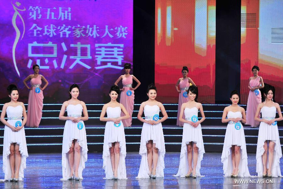 Les finalistes du 5e Miss Hakka du Monde sur la scène à Meizhou, ville de la province du Guangdong en Chine, le 6 janvier 2013. (Xinhua/Zhong Xiaofeng)