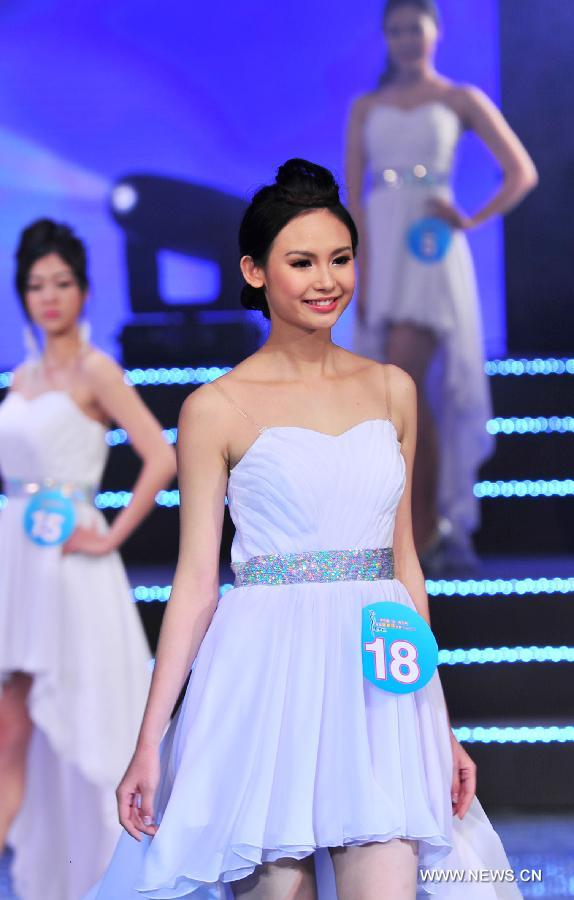 Les finalistes du 5e Miss Hakka du Monde sur la scène à Meizhou, ville de la province du Guangdong en Chine, le 6 janvier 2013. (Xinhua/Zhong Xiaofeng)