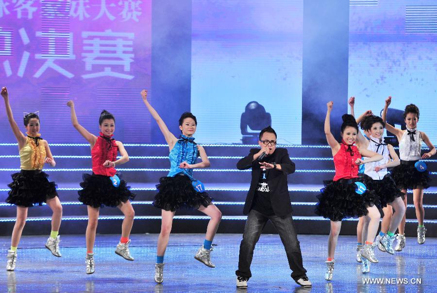 Les finalistes du 5e Miss Hakka du Monde sur la scène à Meizhou, ville de la province du Guangdong en Chine, le 6 janvier 2013. (Xinhua/Zhong Xiaofeng)