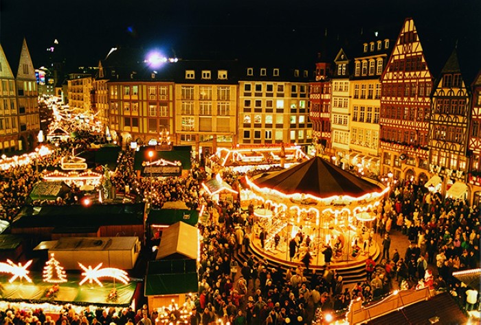 Décembre : traverser l'Europe à Noël.En Europe, découvrez l'ambiance des fêtes grâce aux marchés de Noël qui ouvrent leurs portes chaque année en décembre. Les marchés de Zeebruges, de Copenhague, de Hambourg et de Bremerhaven sont absolument incontournables.
