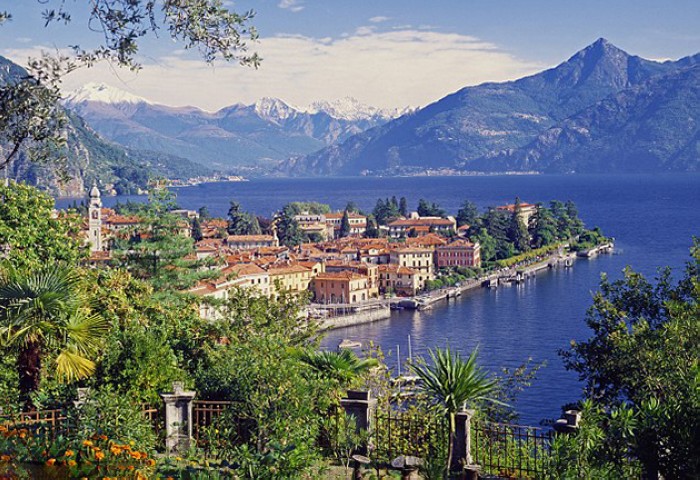 Juillet : se reposer au village Pianello del Lario au bord du lac de Côme en Italie.