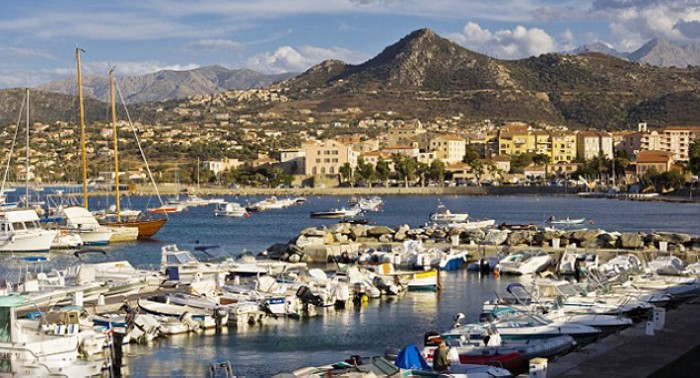 Mai : les paysages méditerranéens en CorseUne promenade sur une plage de rêve devant les villas de luxe en Corse, c'est évidemment l'expérience la plus agréable en mai. En outre, de nombreuses activités maritimes sont organisées à cette période en Corse.