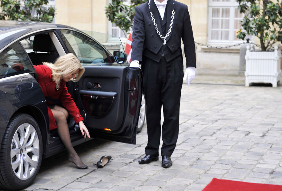La ministre d'Etat danoise Helle Thorning-Schmidt, qui est considérée comme le leader féminin le plus à la mode en Europe, occupe la troisième place du palmarès. En décembre dernier à Paris, Helle Thorning-Schmid avait perdu une chaussure en descendant de voiture dans la cour de l'Elysée. Grâce à ce petit accident, on a pu apercevoir par hasard les jambes sexy de la ministre. Pourtant, quelques médias européens pense qu'il s'agit en fait d'un « show » créé de toute pièce.