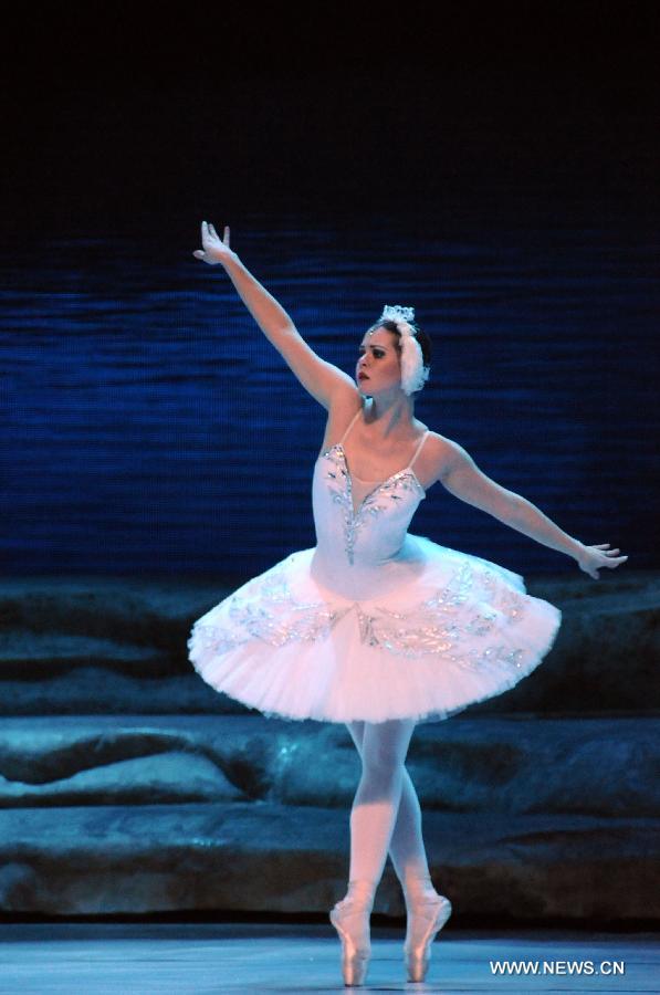 Une danseuse russe venant de Saint-Pétersbourg Ballet Théâtre a mis en scène « Le Lac des Cygnes », le 8 janvier 2013 à Guilin, capitale de la région autonome Zhuang du Guangxi en Chine. (Xinhua/He Zhiqin)