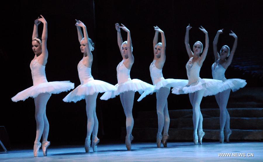 Des danseuses russes venant de Saint-Pétersbourg Ballet Théâtre a mis en scène « Le Lac des Cygnes », le 8 janvier 2013 à Guilin, capitale de la région autonome Zhuang du Guangxi en Chine. (Xinhua/He Zhiqin)