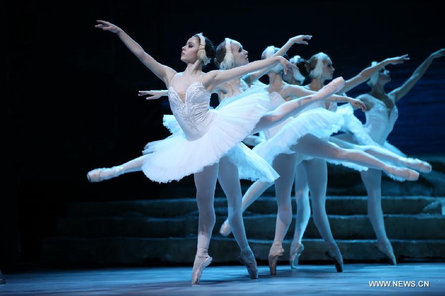 Des danseuses russes venant de Saint-Pétersbourg Ballet Théâtre a mis en scène « Le Lac des Cygnes », le 8 janvier 2013 à Guilin, capitale de la région autonome Zhuang du Guangxi en Chine. (Xinhua/He Zhiqin)