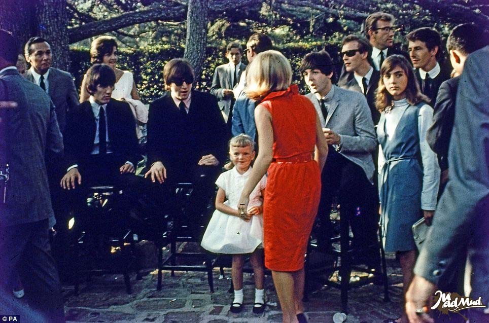 The Beatles prêt à poser avec une admiratrice et sa mère