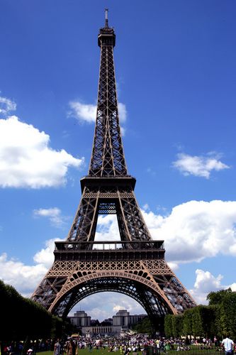 1 Paris. Elle est considérée comme le lieu le plus romantique aux yeux de la plupart. La Seine coule d'amour, la cathédrale Notre-Dame est une illustration de la beauté, tout Paris respire la romance.
