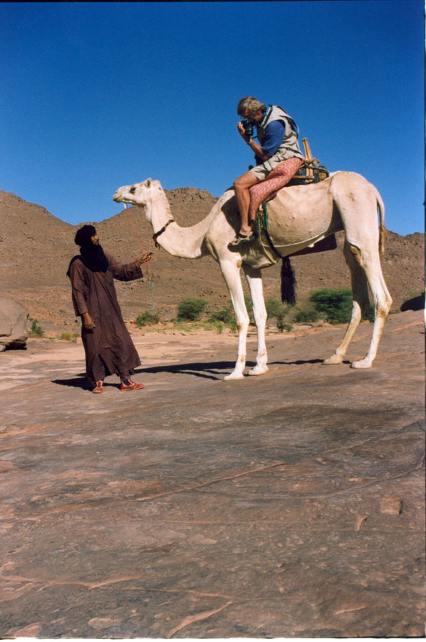 David Coulson prend des photos du haut d'un chameau dans le Sahara. La photo est fournie par David Coulson et Trust for African Rock Art (TARA).