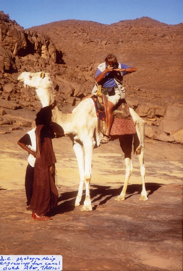 David Coulson prend des photos du haut d'un chameau dans le Sahara. La photo est fournie par David Coulson et Trust for African Rock Art (TARA).