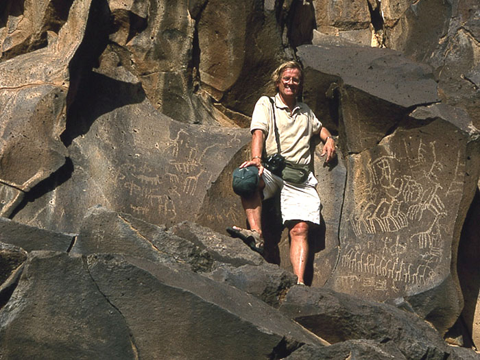 David Coulson avec les gravures de girafes sur un site important dans le nord du Kenya en 2002. La photo est fournie par David Coulson et Trust for African Rock Art (TARA).