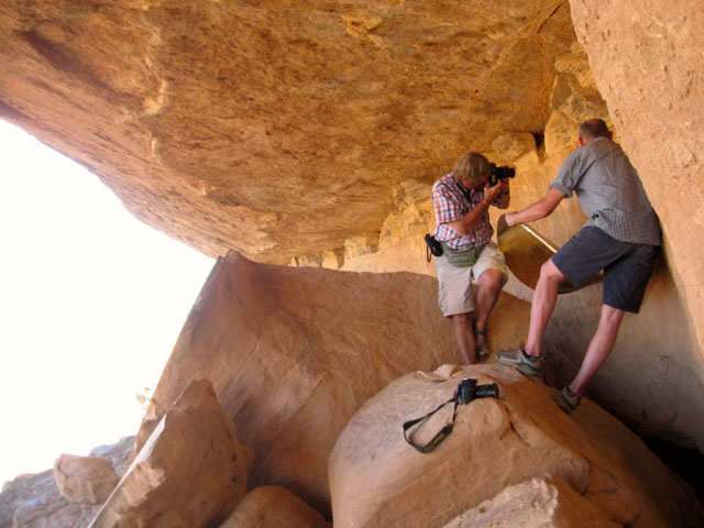 David Coulson enregistre les peintures rupestres dans une montagne au Tchad en 2012. La photo est fournie par David Coulson et Trust for African Rock Art (TARA).