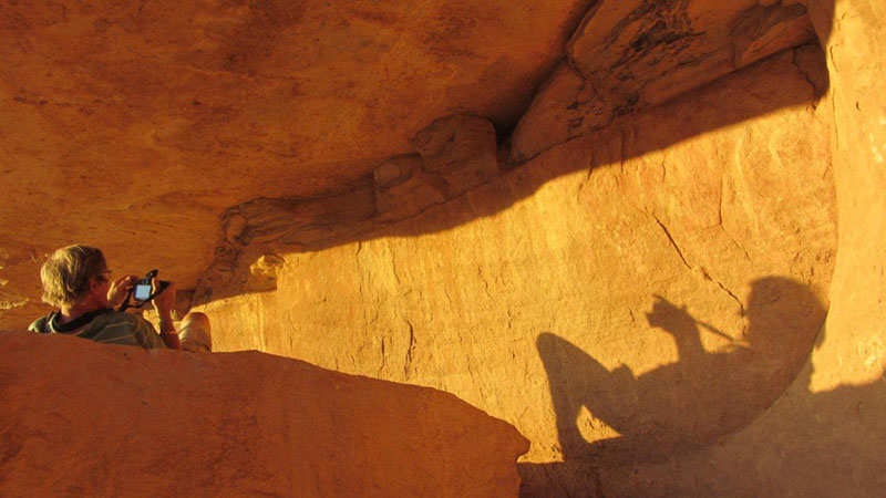 David Coulson photograhie les peintures rupestres dans une grotte au Sahara. La photo est fournie par David Coulson et Trust for African Rock Art (TARA).