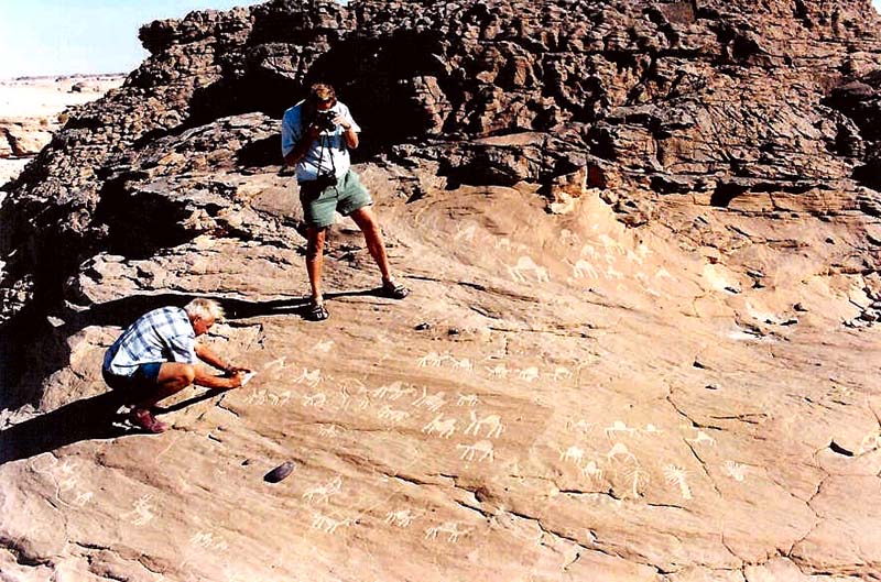 David Coulson enregistre les gravures de chameaux avec son partenaire au Tchad en 1996.La photo est fournie par David Coulson et Trust for African Rock Art (TARA).　　