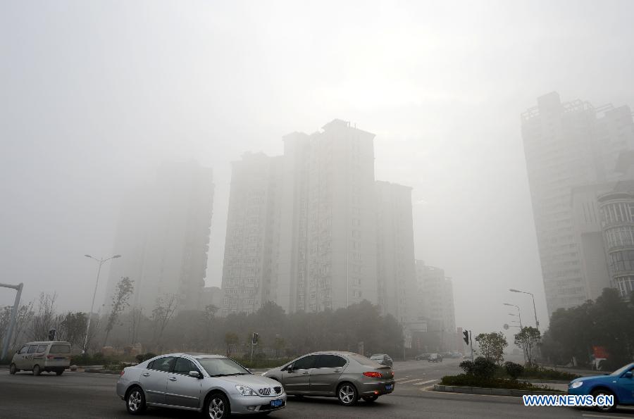 Des véhicules roulent sur une route recouverte de brouillard, à Nanchang, capitale de la province du Jiangxi, le 12 janvier 2013.