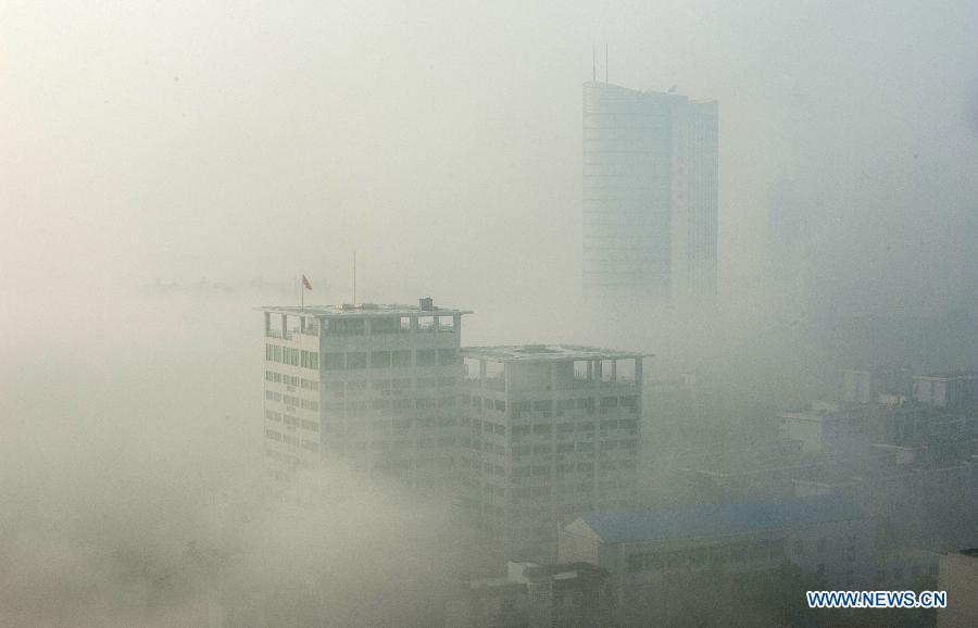 Des bâtiments dans le brouillard, à Wuhan, capitale de la province du Hubei (centre), le 12 janvier 2013.