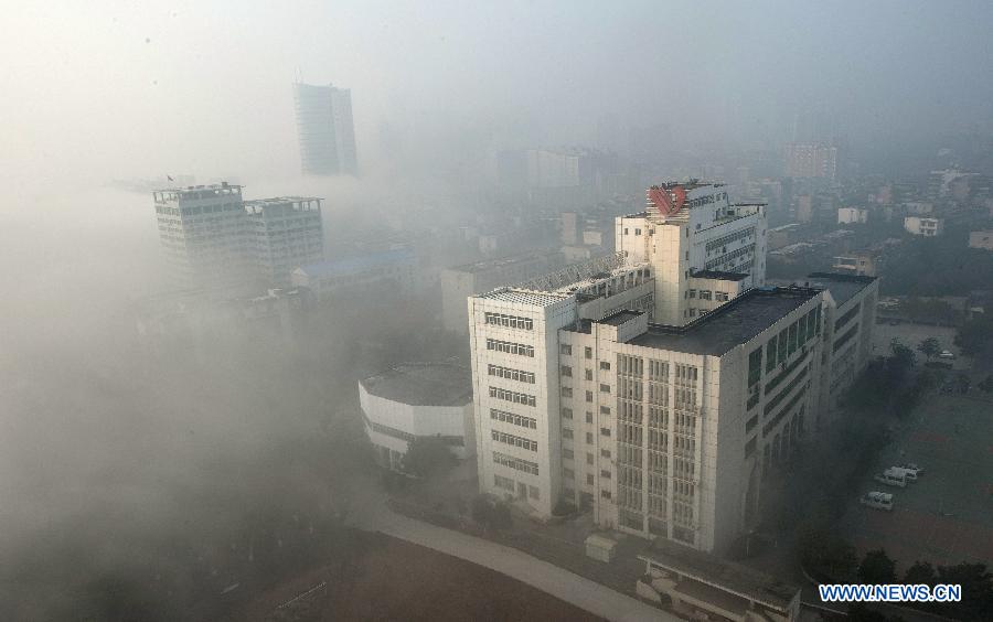 Des bâtiments dans le brouillard, à Wuhan, capitale de la province du Hubei (centre), le 12 janvier 2013.
