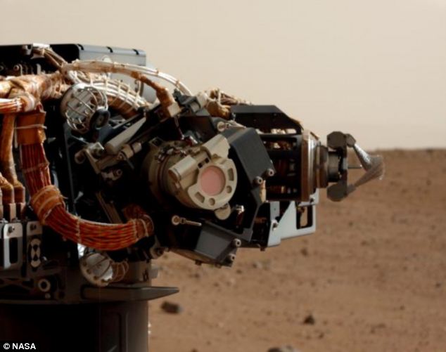 NASA\Mars : Curiosity utilise pour la première fois sa brosse pour nettoyer la surface de la planète rouge (2)