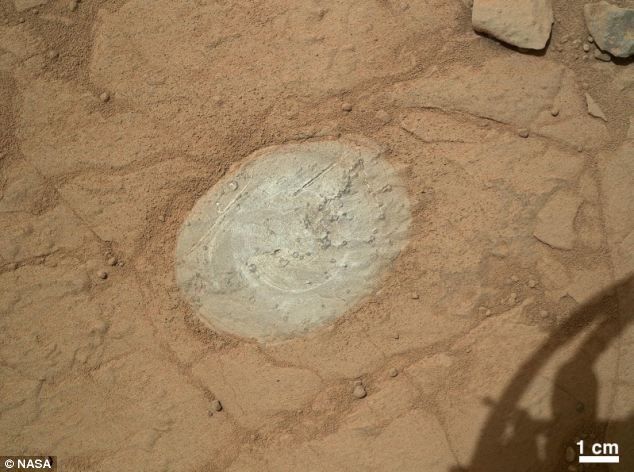 NASA\Mars : Curiosity utilise pour la première fois sa brosse pour nettoyer la surface de la planète rouge