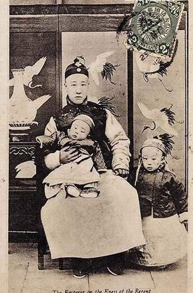 Le prince Zai Feng et ses fils, Pu Yi (dernier empereur de la Dynastie des Qing) et Pu Jie