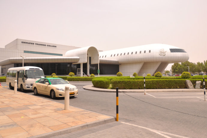 Le Centre de formation des hôtesses d'Emirates Airlines à Dubaï, où l'on peut voir les diverses formations reçues par les débutantes.