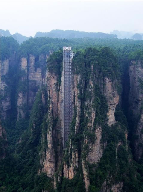 Le plus haut ascenseur touristique en Chine suscite la polémique (3)