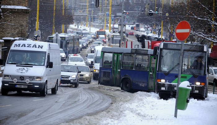 Photo prise le 14 janvier à Budapest, en Hongrie. Un bus bloqué dans la neige.