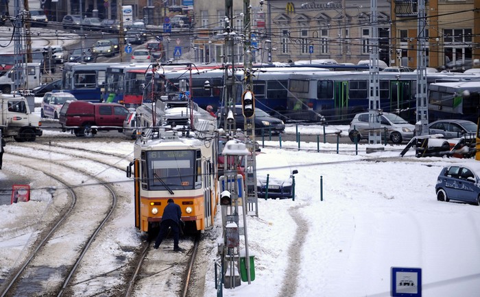 Photo prise à Budapest, en Hongrie. Un chauffeur déblaie la neige sur le tram.